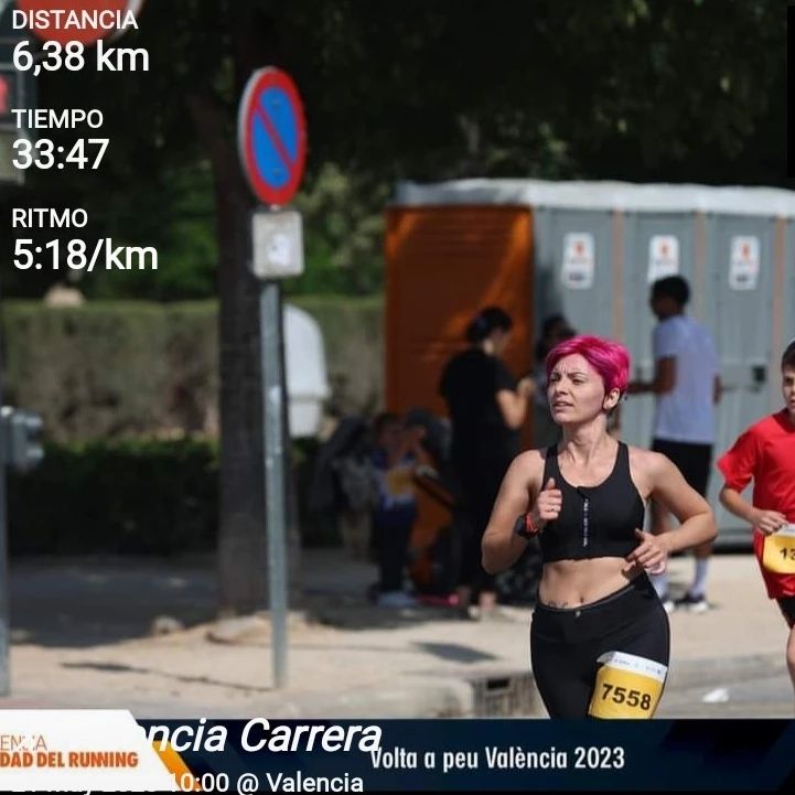 🏃🏻♀️Hecho ✅Tenía pereza de ir a la carrera pero ya estaba apuntada y había que cumplir y echar mano de la disciplina, (quedarse en casa jugando a Zelda tira mucho 😏).Volta a peu de València, 6,2km. @voltaapeuvalencia
Empezaba a las 10 y ya hacia bastante calor.Empecé con la idea de ir de tranqui, disfrutando el recorrido, escuchando mi música, cantando 🎶 y sin más, peero como son las cosas que ha sido mi mp 😊 en 5k, 5:13min/km.No sentía que fuera tan rápido, me sentía bien, atenta a mis sensaciones, estrenaba zapas nuevas y con la pereza del principio. Si me hubiera quedado en casa...Mis zapas nuevas están enfocadas al natural running, como ir descalza y respetando la pisada natural al correr. Estoy muy contenta con ellas.
En mi día a día ya uso barefoot todo el año y para correr era lo que me quedaba pendiente.P. D. Menudo texto 😅, ¡gracias por leer!👉🏼 Si no quieres perderte mis comidas, recetas y muchas cosas más:Sígueme 👤
Dame un 💜
Comenta 💬
Comparte 🌍
Guárdala 🗂️💜 ¡Gracias! 💜
.
.
.
#running #runvalencia #madetorun #runforgood #runnerhappy #hábitossaludables #happyrun #selfierunner #ketorunner #runningday #runspiration #runnerselfie #runnersworld #runnergirl #runselfie #runner #nopiensescorre #correr #correrengorda #correresvida #movimientoesvida #runwomen #runday #runningmotivacion #instarunner #selfierunner #selfierun #voltaapeuvalencia #correcaminos #vcrunning #runningcv